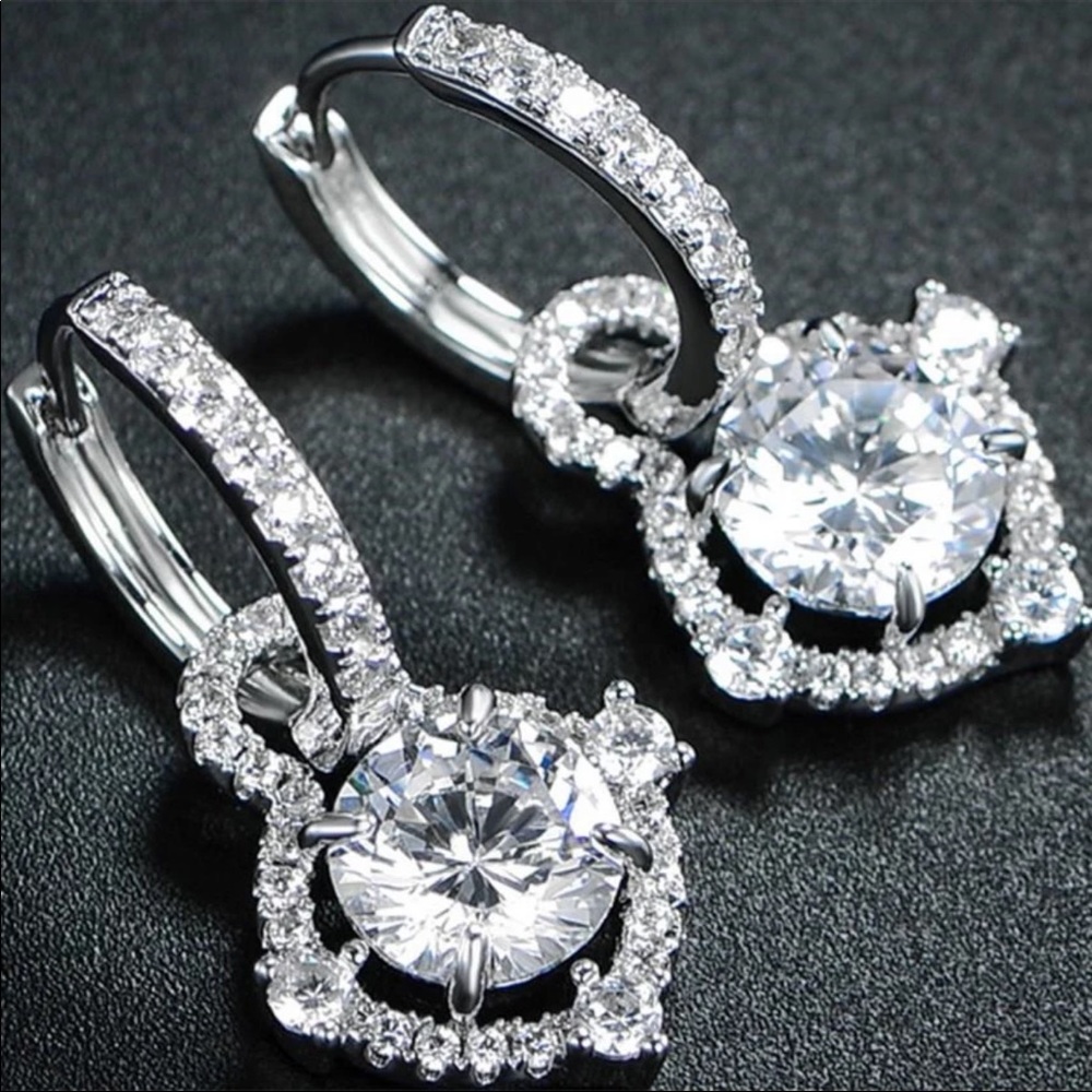 *NEW*Luxury Silver Diamond  stud Earrings - Picture 2 of 4